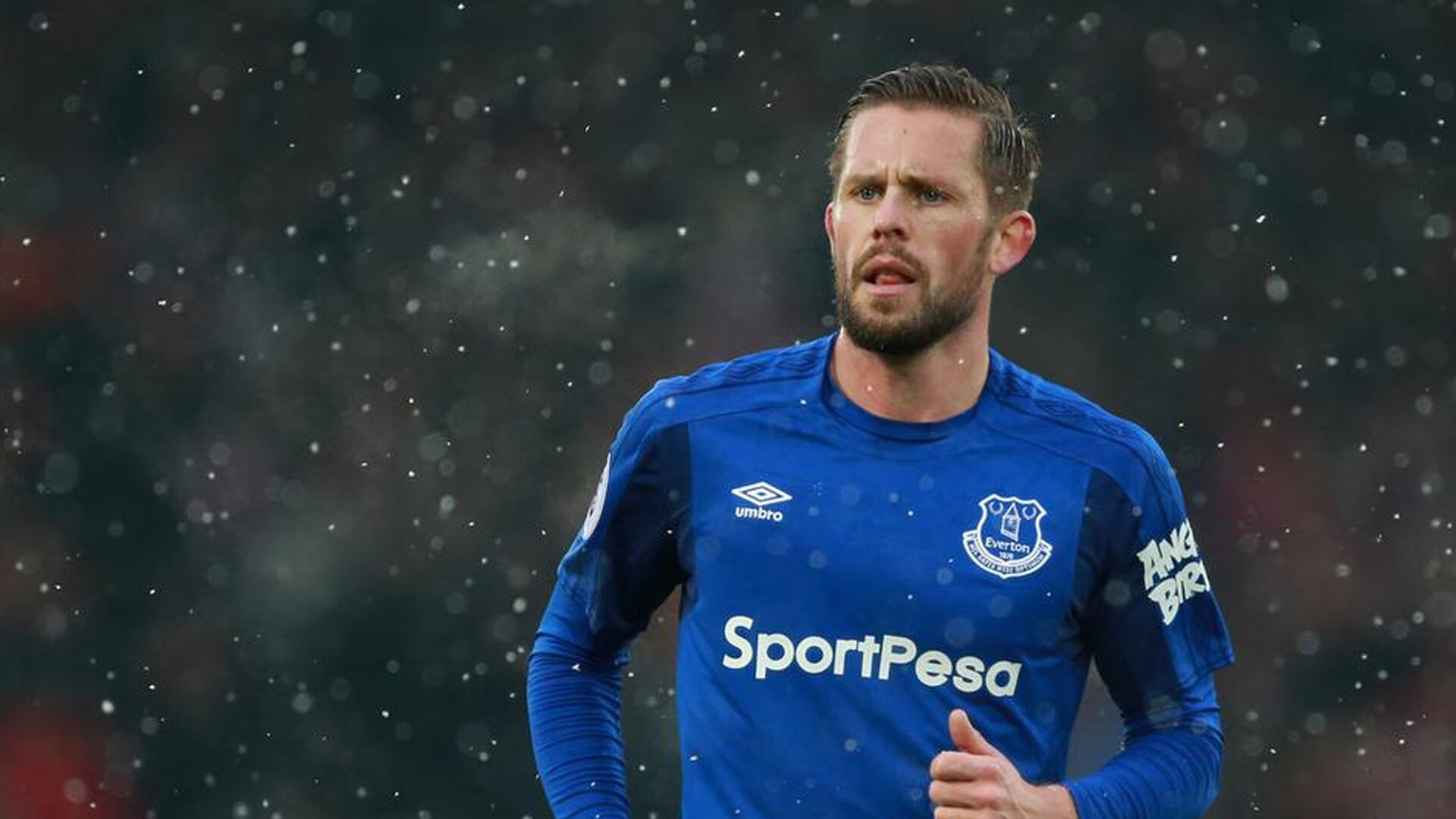 “英超大戏持续，争冠队伍步步为营”，英超球队能争取哪些冠军